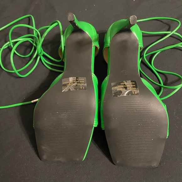 Super cute y2k strappy lace up open toed heels.💚 - Picture 11 of 11